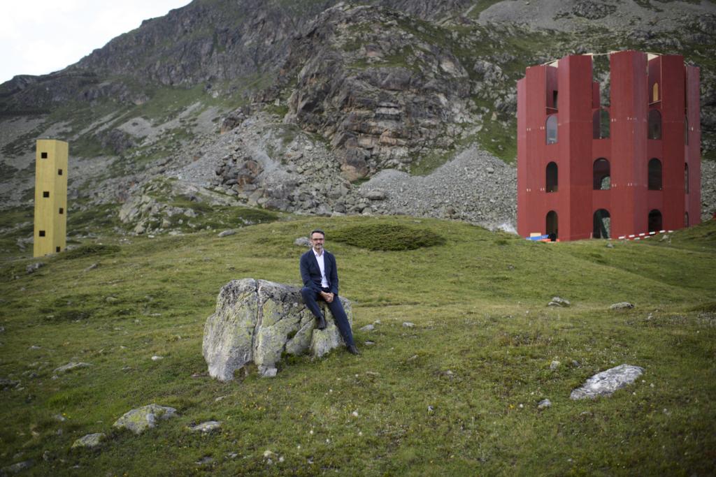JAHRESRUECKBLICK 2017 - KULTUR - Giovanni Netzer, Intendant des Origen-Kulturfestivals, posiert vor der Baustelle des Julier-Turmes, aufgenommen am Mittwoch, 12. Juli 2017, auf dem Julierpass in Bivio. Das Kulturfestival Origen baut auf dem Julier derzeit