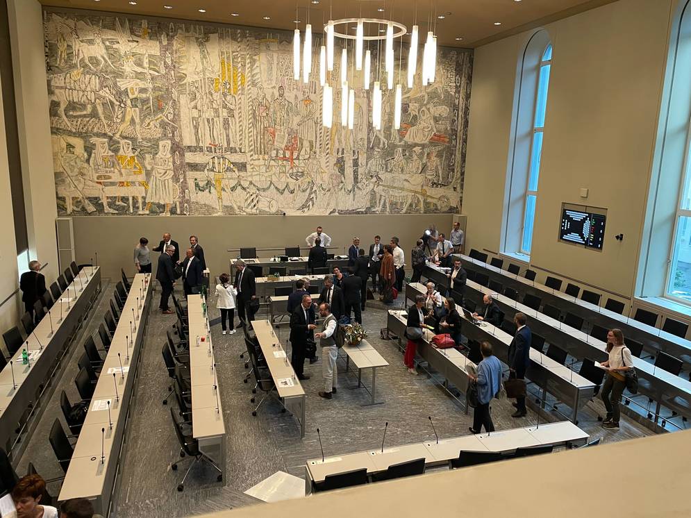 Mit der Session endet auch die Legislatur - entsprechend lange verabschieden sich die Parlamentarierinnen und Parlamentarier voreinander.
