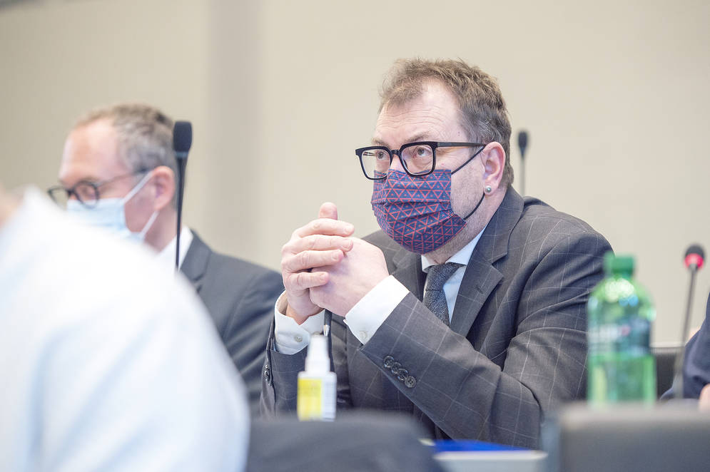 Regierungsrat Peter Peyer trägt blau-rot.
