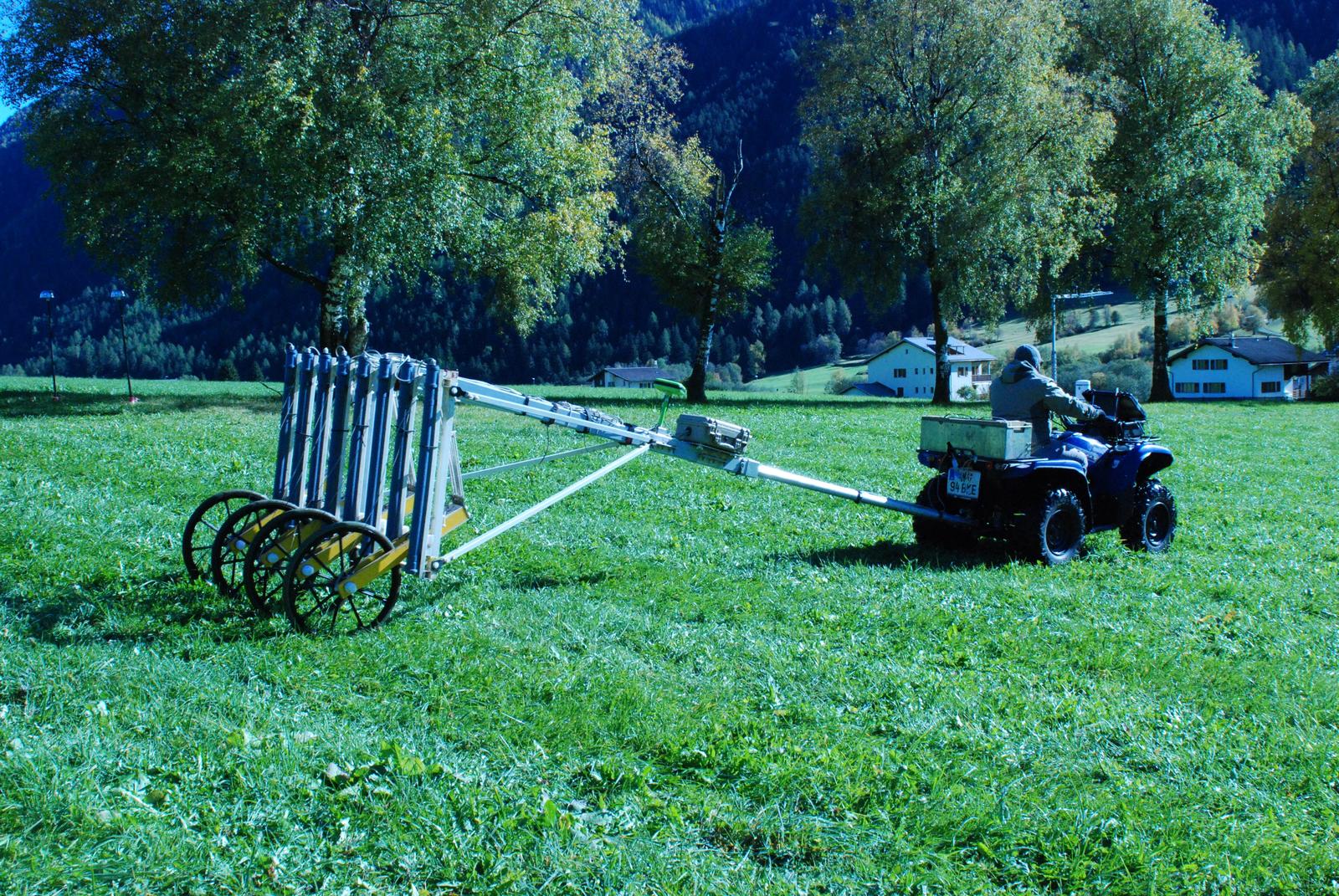 In den Wiesen östlich des Klosters St. Johann fanden mit Sonden auch die Messung des Erdmagnetfeldes statt. PRESSEBILD