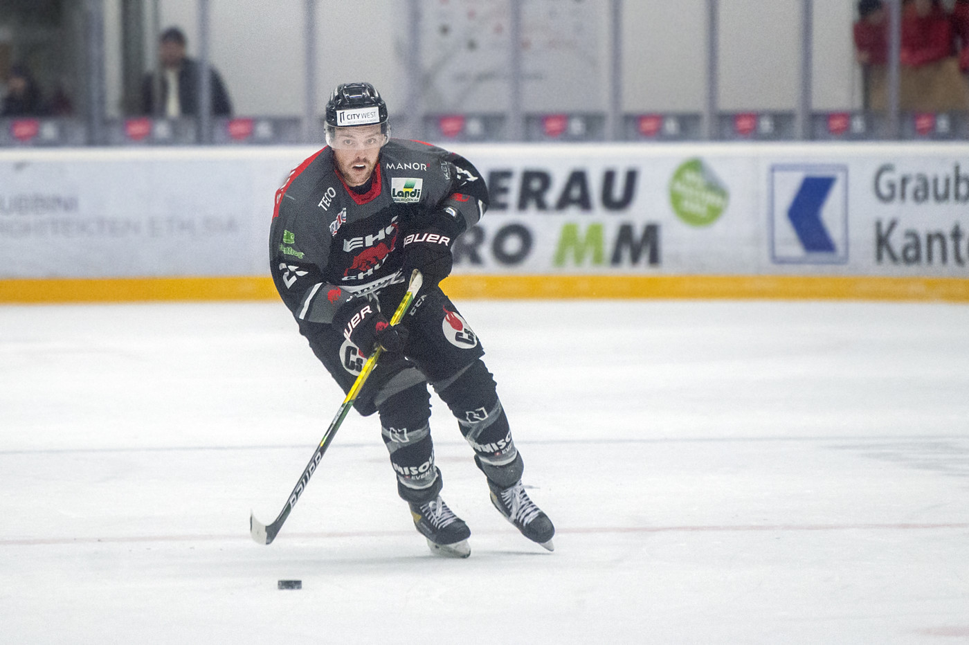 Zielstrebig: Der Churer-Spieler Lars Frei treibt die Scheibe übers Eis.