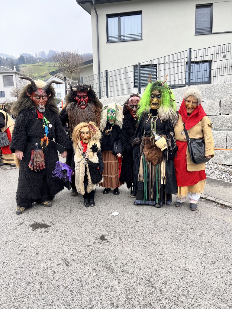 Zusammen: Die ganze Familie ist an den Umzügen dabei. Bild zVg