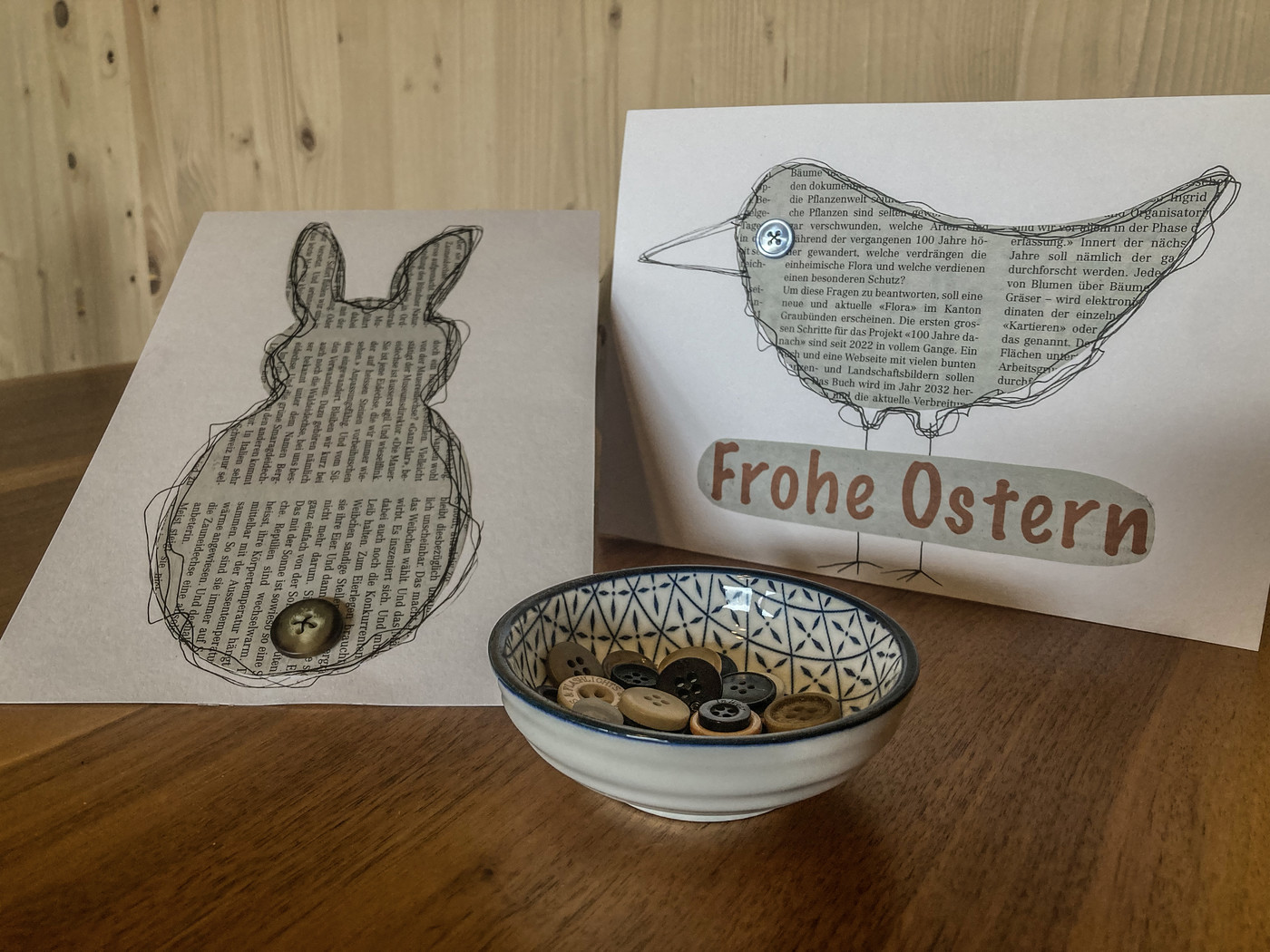 Mit Knöpfen und Zeitungen zu einer Karte für Ostern. 