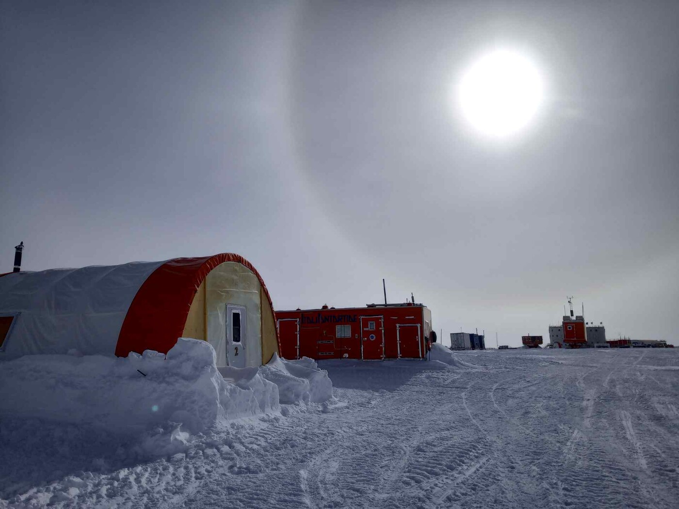 Begrüssung auf Dome C mit einem freundlichen «Halo»: Links im Bild sieht man unser beheiztes Aussenzelt für die Quarantänezeit.