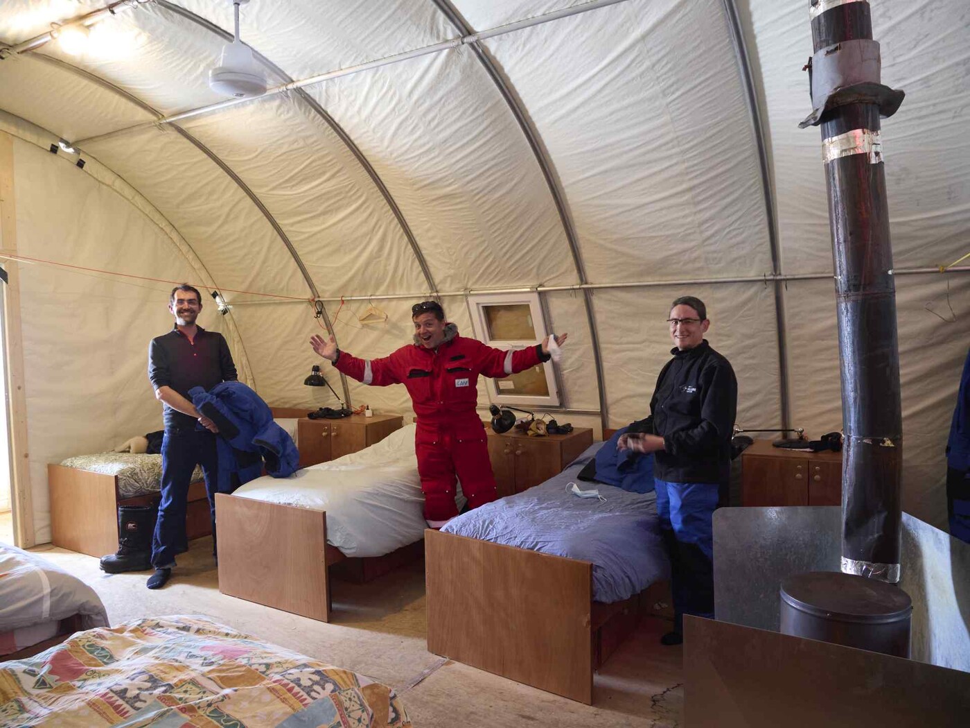 Zimmerbezug. Die Quarantäne verbringen wir in diesem gemütlichen Zelt mit richtigen Betten. Je näher das Bett am Ofen, desto wärmer. Bei den Betten am Eingang ist es dagegen ganz schön kühl.