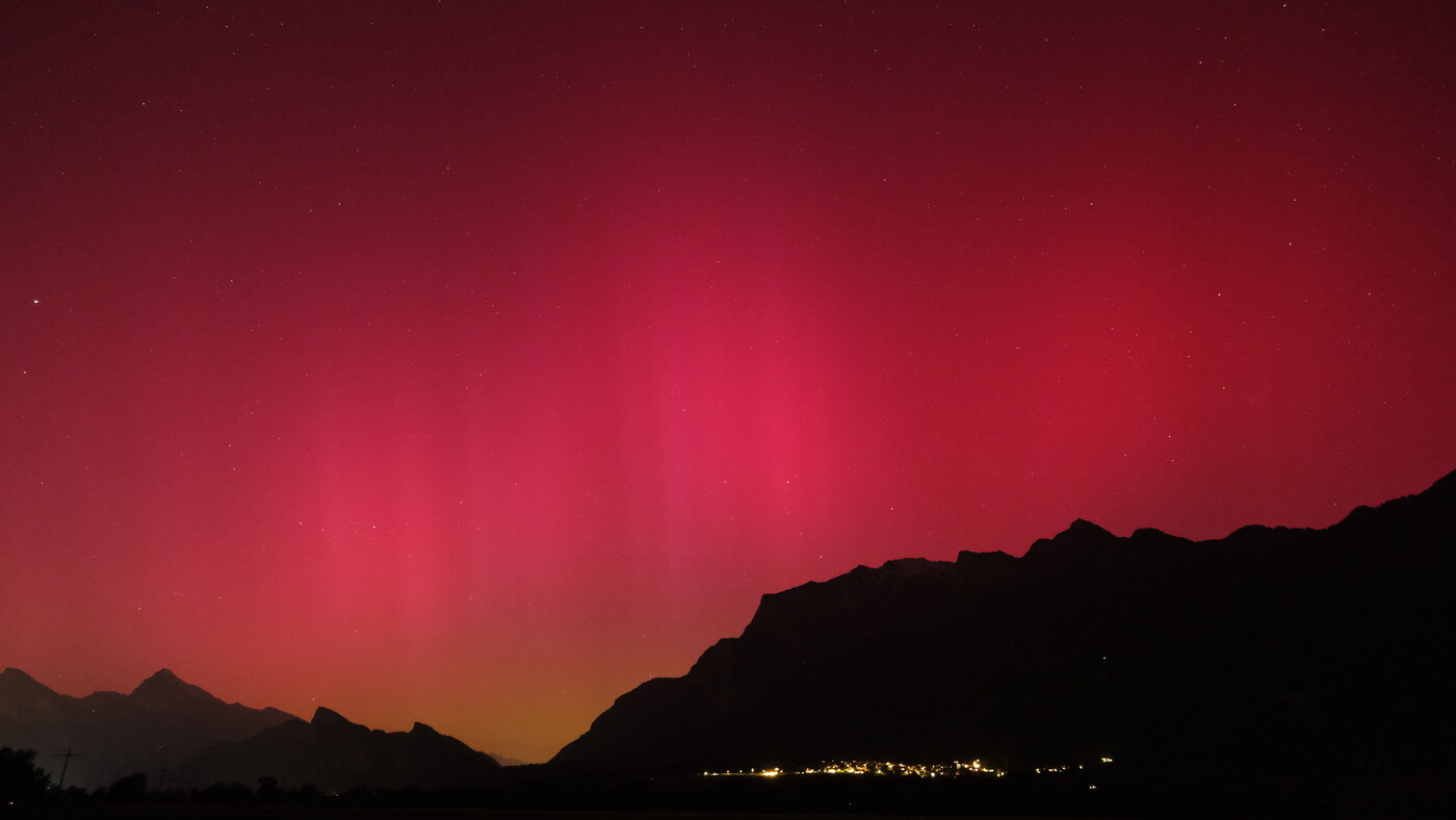 Starker geomagnetischer Sturm: Der Himmel erstrahlt in einem pink-rötlichen Licht. Seit dem Jahr 2003 gab es kein derartiges Naturschauspiel mehr in der Schweiz.