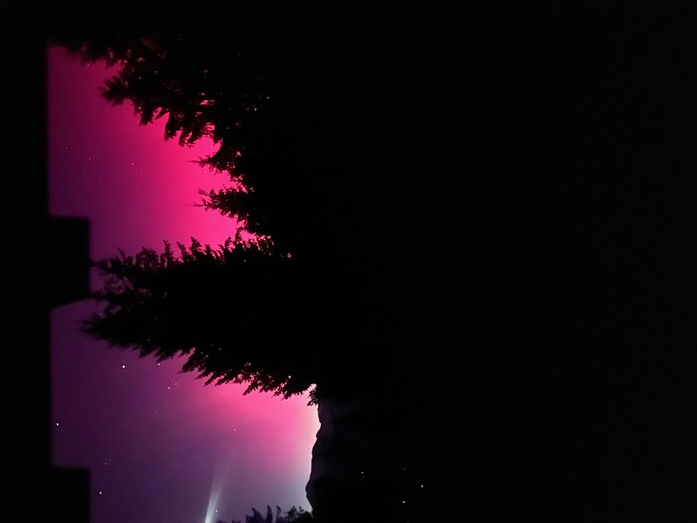 Farbspektakel: Auch im Prättigau Richtung Schweizertor war der nächtliche Himmel in pink und blau getaucht. 