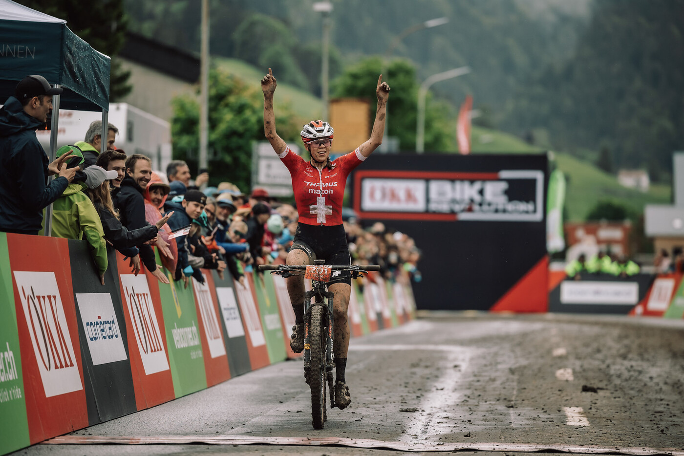 Sieg in Engelberg: Bei der Zieleinfahrt streckt Alessandra Keller ihre Hände in die Luft. 