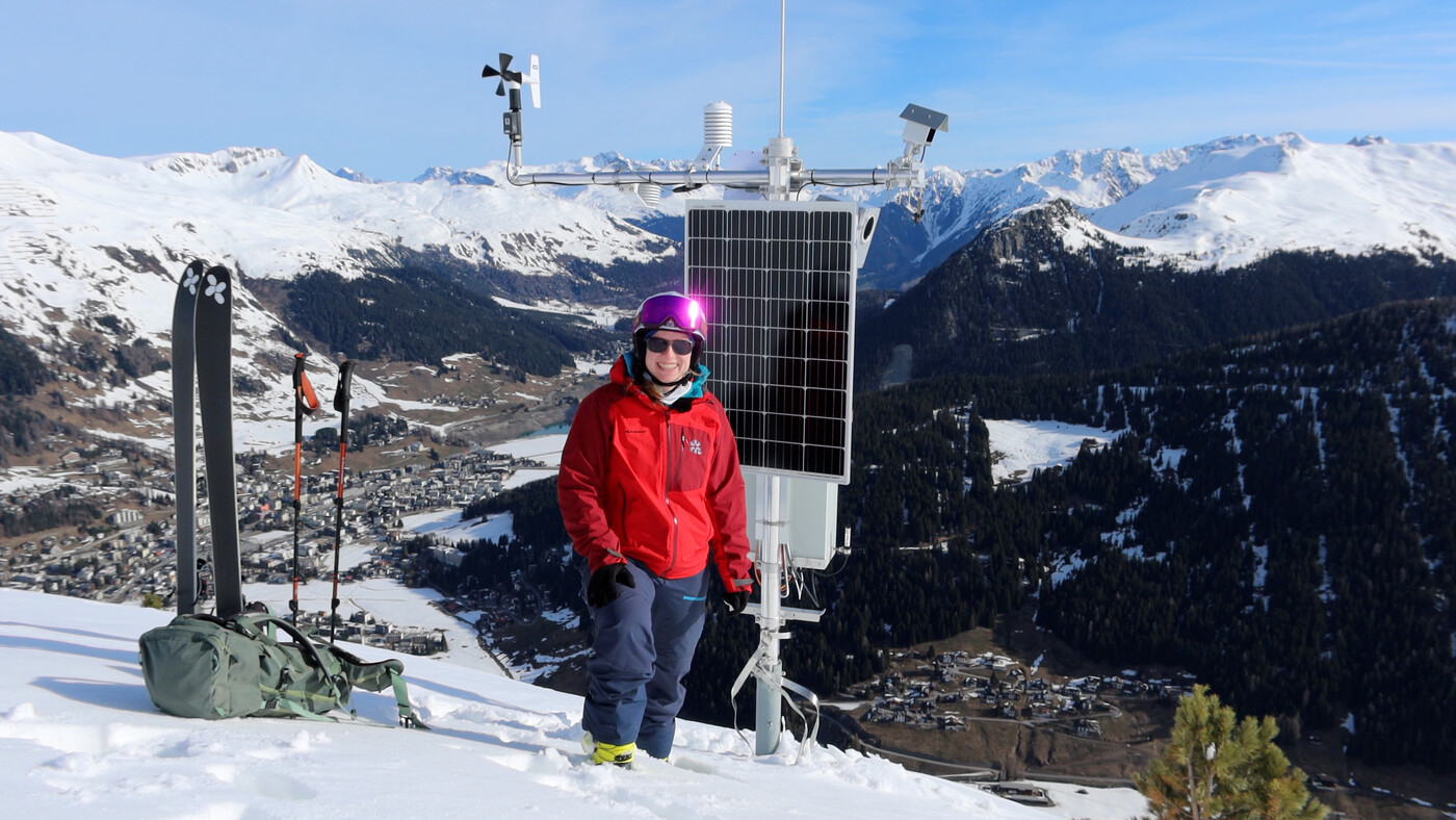 Oberhalb von Davos: SLF-Forscherin Pia Ruttner-Jansen besucht ihre Messstation für Wartungsarbeiten.