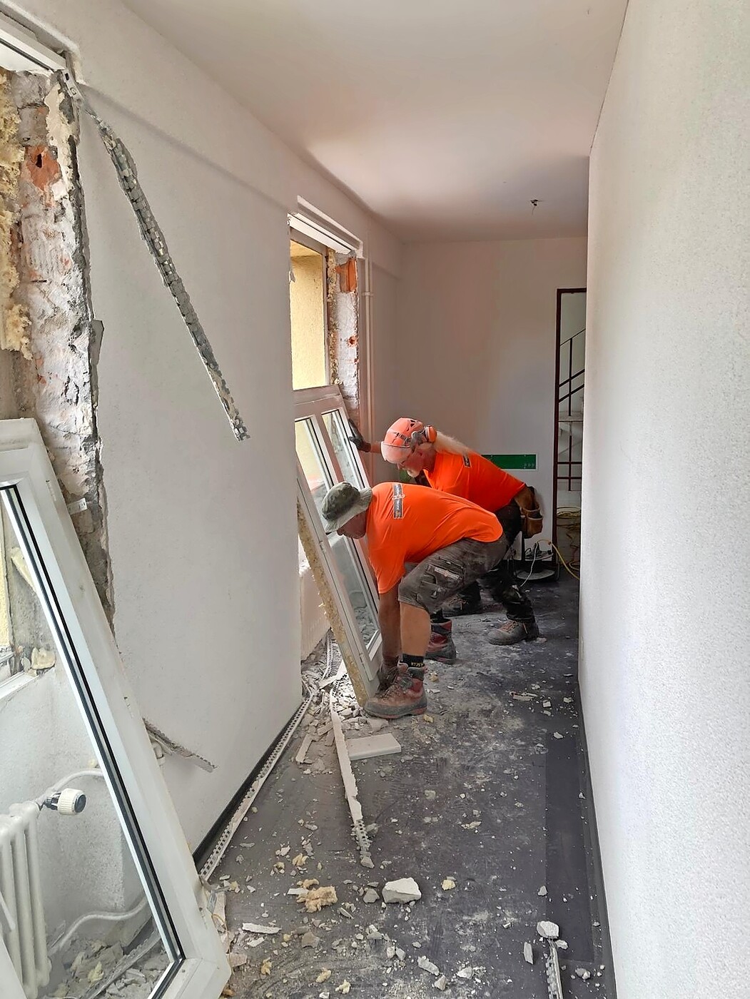 Die Fenster wurden sorgfältig ausgebaut, damit sie in der Ukraine Licht und Wärme spenden können.