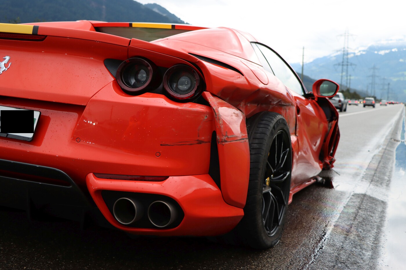 Der arg zerbeulter Sportwagen: Der Ferrari-Fahrer verlor auf der A3 die Kontrolle über sein Fahrzeug.