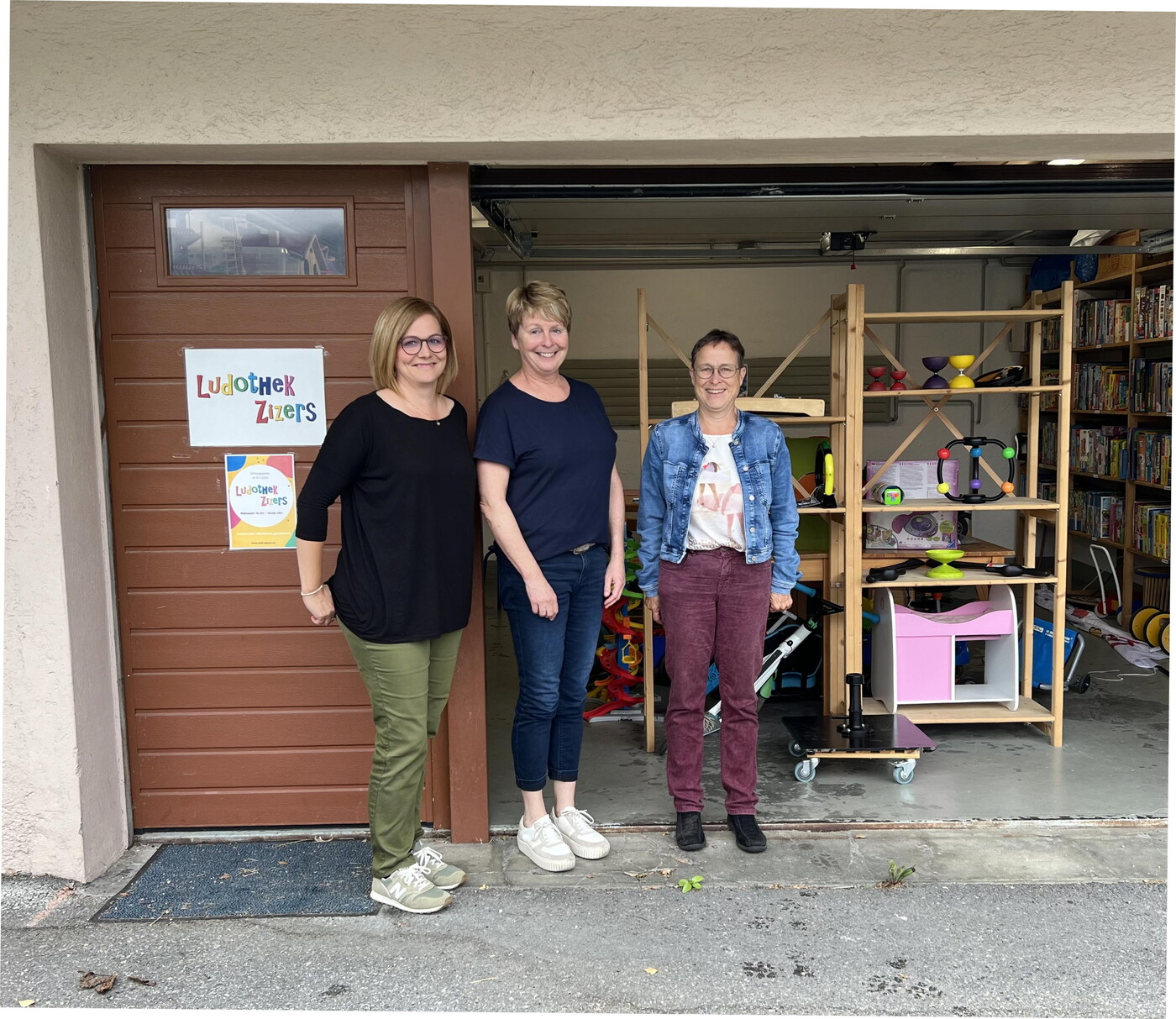 Petra Giossi, Therese Spescha und Monique Huonder (v.l.n.r) vor der Ludothek Zizers, die momentan in einer Garage platziert ist.