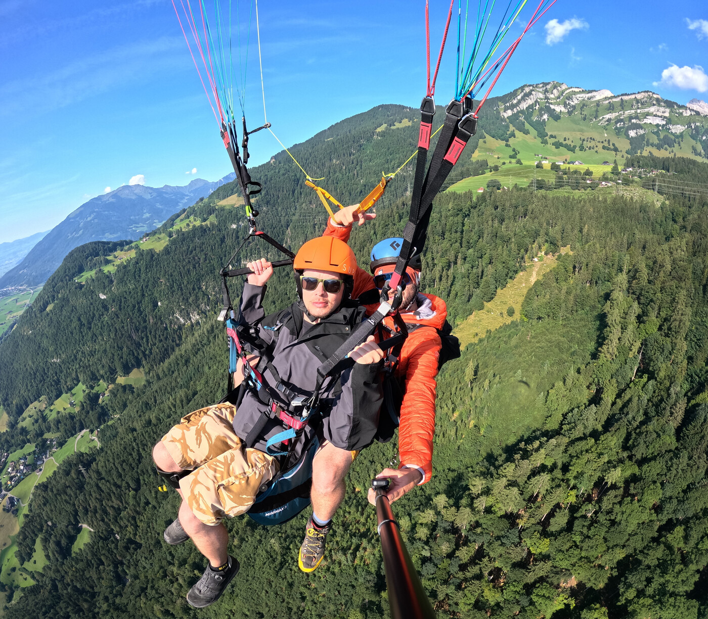 Michael Cipriani (links) nach dem Start des Fluges in der Region Fronalpstock. Er wurde von einem erfahrenen Gleitschirmpiloten begleitet (rechts).