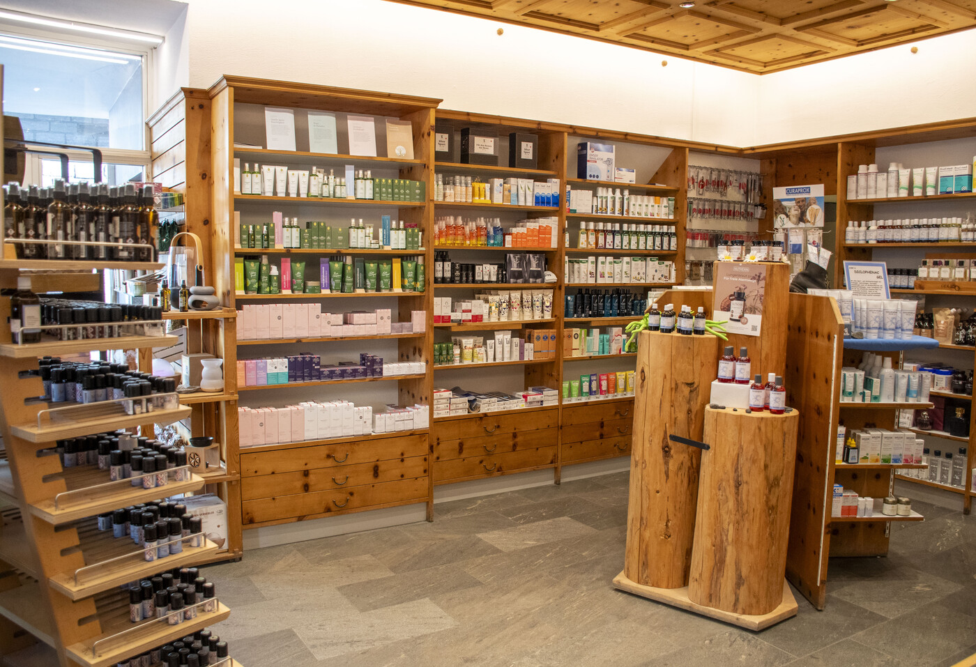 Die im Bündner Stil eingerichtete Drogerie ist wohl eines der heimeligsten Geschäfte von Davos.