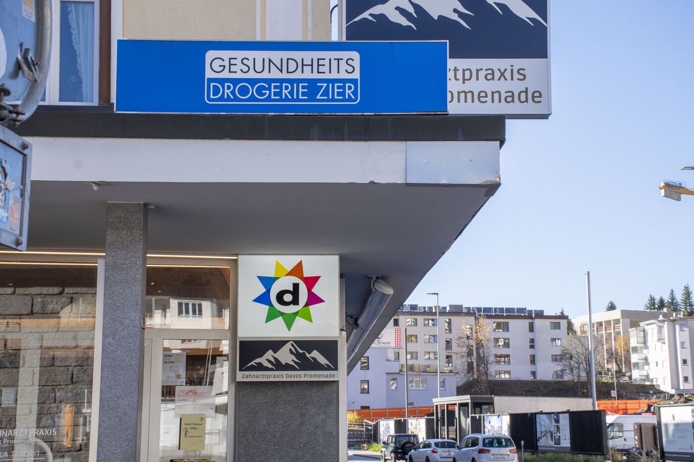 Wo einst eine Metzgerei einquartiert war, befindet sich seit 32 Jahren die Davoser Dorf-Drogerie.