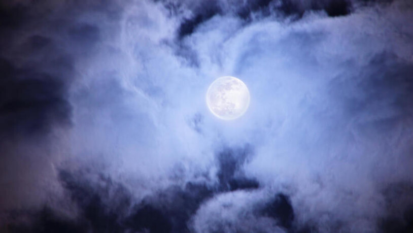 Dramatische Wolken um den Supermond im Prättigau.