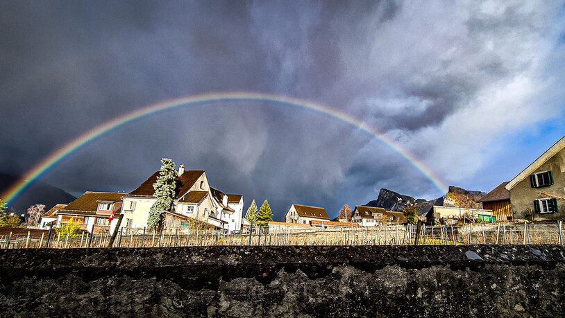 Prächtiger Regenbogen über Maienfeld.