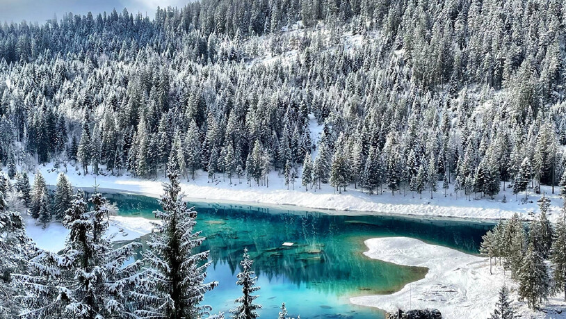 Wunderschöne Winterlandschaft im April in Flims am Caumasee.