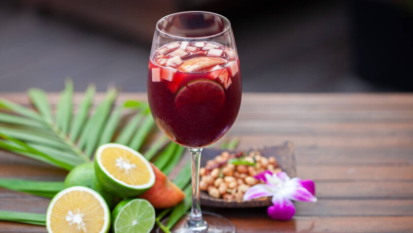 Schmeckt auf zweierlei Arten: Sangria lässt sich nicht nur mit Alkohol geniessen, sondern auch ohne.