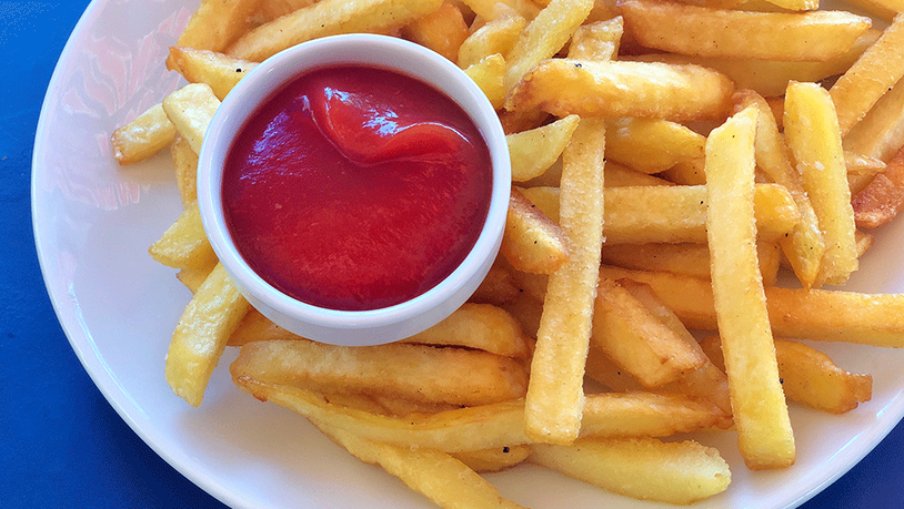 Eine Portion Glück: Was gibt es Besseres als einen Teller Pommes während einem Freibad-Tag?
