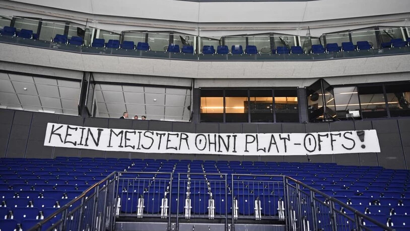 Leere Zuschauerränge im Zürcher Hallenstadion beim Eishockeyspiel ZSC Lions gegen den EV Zug. SCHWEIZ EISHOCKEY ABBRUCH SAISON