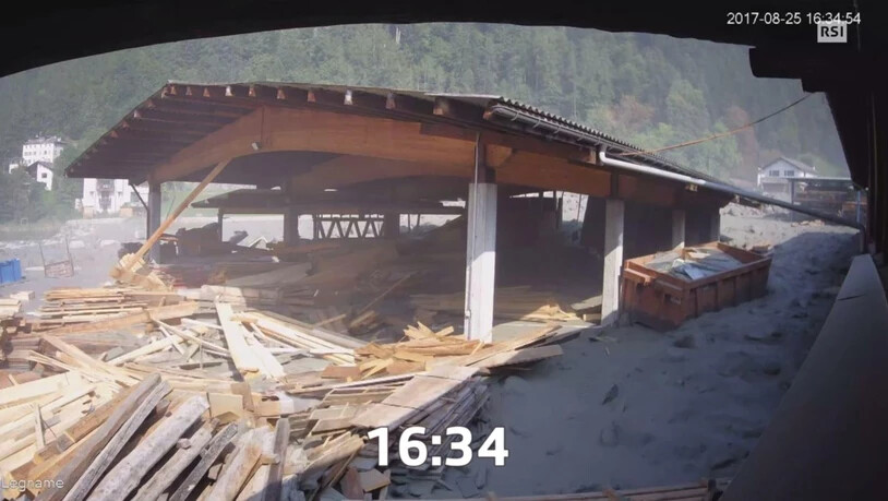 Die Holzüberdachung wird von Schlamm und Steinen in rund fünf Minuten komplett zerstört.