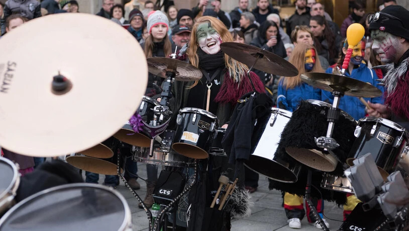 Vor, während und nach dem «Guggaball» war es in und vor der Churer Stadthalle laut.