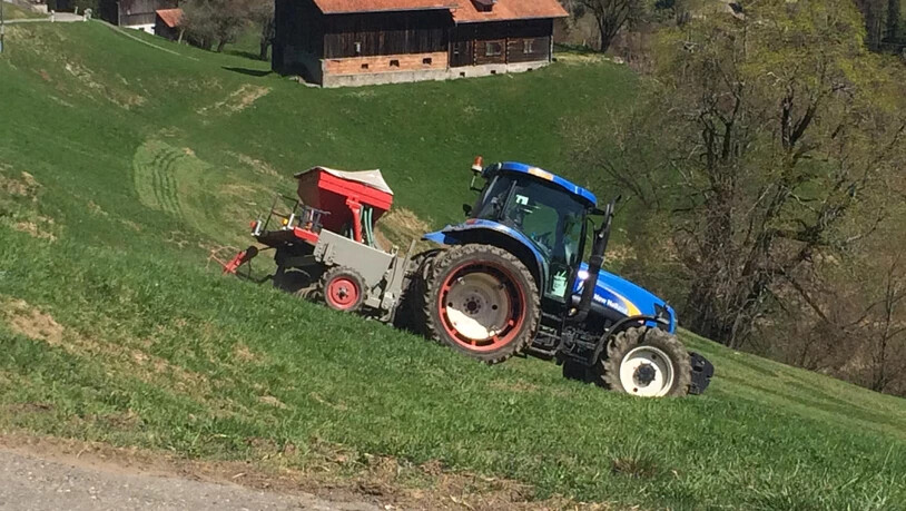 Ein Bauer bringt den Beauveria-Pilz aus.