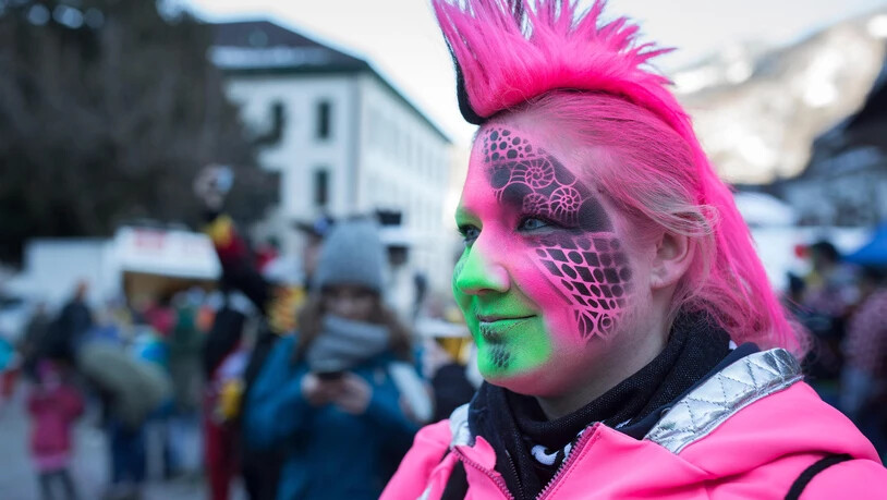 Auftakt zur Fasnacht im Glarnerland: Die «Dorfchübletä» verwandelt Näfels zu Chropflikon.