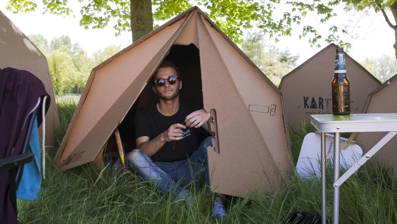 Gemütlich ins Kartonzelt einziehen statt mühsam schleppen und aufbauen – das gibt’s jetzt am Burning Mountain Openair