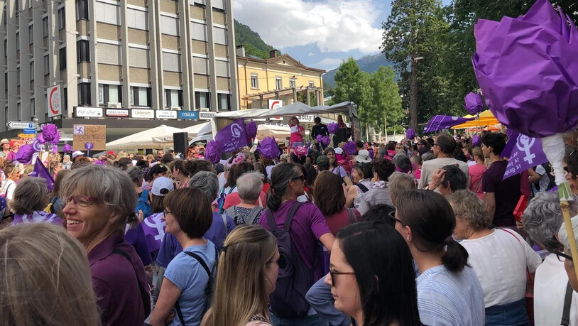 Die Streikenden haben sich auf dem Alexandraplatz versammelt.
