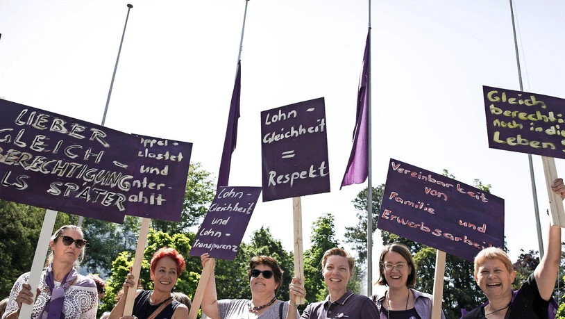 Den Schwung mitnehmen: Beflügelt von der hohen Beteiligung am Fraenstreiktag vom 14. Juni pochen die Gewerkschaften bei ihren Lohnforderungen speziell auf ein «deutliches Plus» für die Frauen. Den Schwung mitnehmen: Beflügelt von der hohen Beteiligung am Fraenstreiktag vom 14. Juni pochen die Gewerkschaften bei ihren Lohnforderungen speziell auf ein «deutliches Plus» für die Frauen.