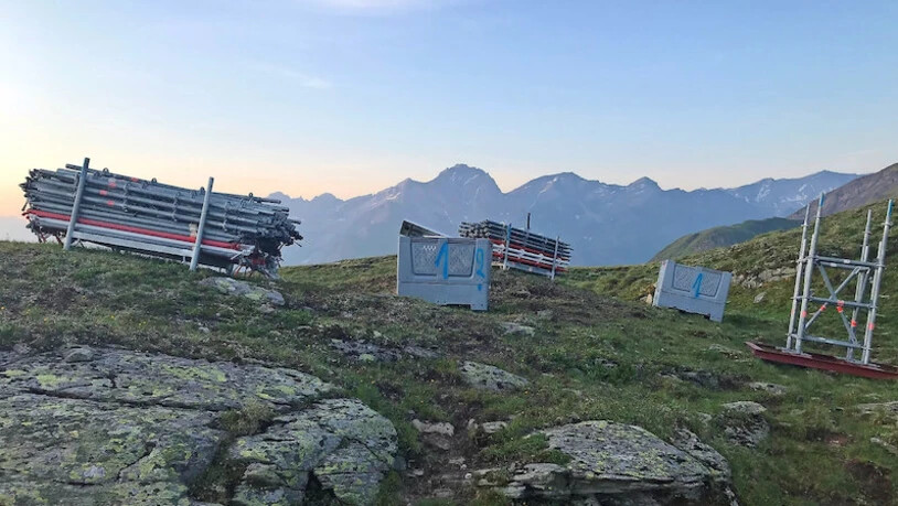 Die Überreste: Im Gebiet Bas Cavel ist ein Teil der Windmessanlagen zwischengelagert – das Material muss nun definitiv weg.