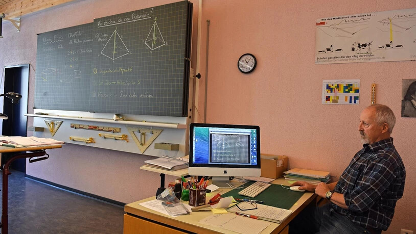 Man kann auch ein analoges Tafelbild hochladen: Hans Schegg organisiert seinen Unterricht mit vielfältigen Mitteln am PC. Man kann auch ein analoges Tafelbild hochladen: Hans Schegg organisiert seinen Unterricht mit vielfältigen Mitteln am PC.
