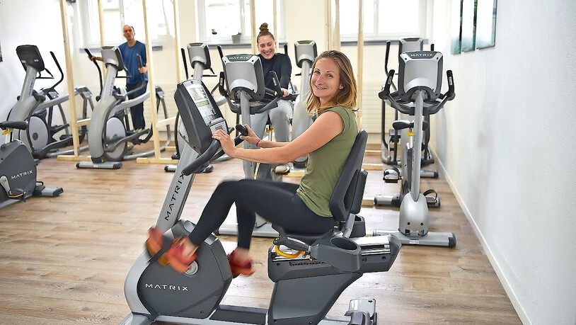 Im Fitnessstudio Fit Inform in Uznach stehen Plexiglasscheiben zwsichen den Ausdauergeräten (hinten). Im Fitnessstudio Fit Inform in Uznach stehen Plexiglasscheiben zwsichen den Ausdauergeräten (hinten).