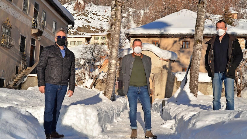 Grenzüberschreitende Zusammenarbeit: (von links) Corsin Scandella, Stabchef des Gemeindeführungsstabs Zernez, konnte Patrick Franzoni und Martin Bühler zu einem Informationsaustausch in seiner Gemeinde begrüssen. Im Bild fehlt Fabian Rudolf. Grenzüberschreitende Zusammenarbeit: (von links) Corsin Scandella, Stabchef des Gemeindeführungsstabs Zernez, konnte Patrick Franzoni und Martin Bühler zu einem Informationsaustausch in seiner Gemeinde begrüssen. Im Bild fehlt Fabian Rudolf.