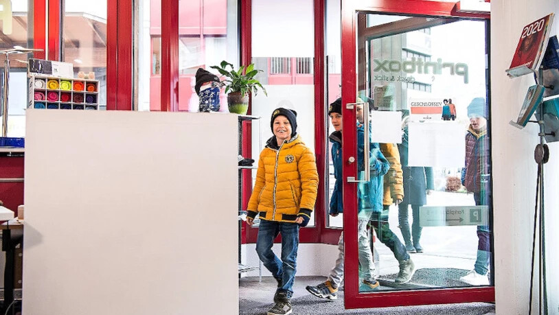 Belohnung: Eigentlich wollen Gion, Leano, Lian und Noah nur ihre bestellte Ware in der Print Box Druck & Stick in Chur abholen.  Doch dort wartet auf die vier Schüler eine Überraschung. 