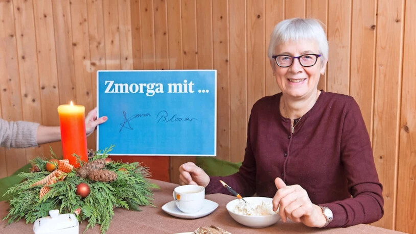 Sie ist für die Neugeborenen und Verstorbenen da: Anna Blaser erzählt beim «Zmorga» in ihrem Zuhause in Klosters von einem intensiven Jahr. Bild: Olivia Aebli-Item Sie ist für die Neugeborenen und Verstorbenen da: Anna Blaser erzählt beim «Zmorga» in ihrem Zuhause in Klosters von einem intensiven Jahr. Bild: Olivia Aebli-Item