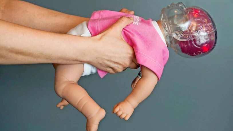 Leuchtende rote Lämpchen im Kopf der Simulationspuppe «Shaken Baby» markieren nach dem Schütteln der Puppe die Hirnregionen, die durch das Schütteln bei einem echten Baby Schaden nehmen können. Leuchtende rote Lämpchen im Kopf der Simulationspuppe «Shaken Baby» markieren nach dem Schütteln der Puppe die Hirnregionen, die durch das Schütteln bei einem echten Baby Schaden nehmen können.