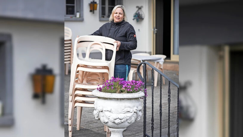Vorbereiten für Montag: Die «National»-Wirtin Susanne Dürst wird in der kommenden Woche wieder die Gäste in ihrer Gartenbeiz in Näfels bewirten. Vorbereiten für Montag: Die «National»-Wirtin Susanne Dürst wird in der kommenden Woche wieder die Gäste in ihrer Gartenbeiz in Näfels bewirten.