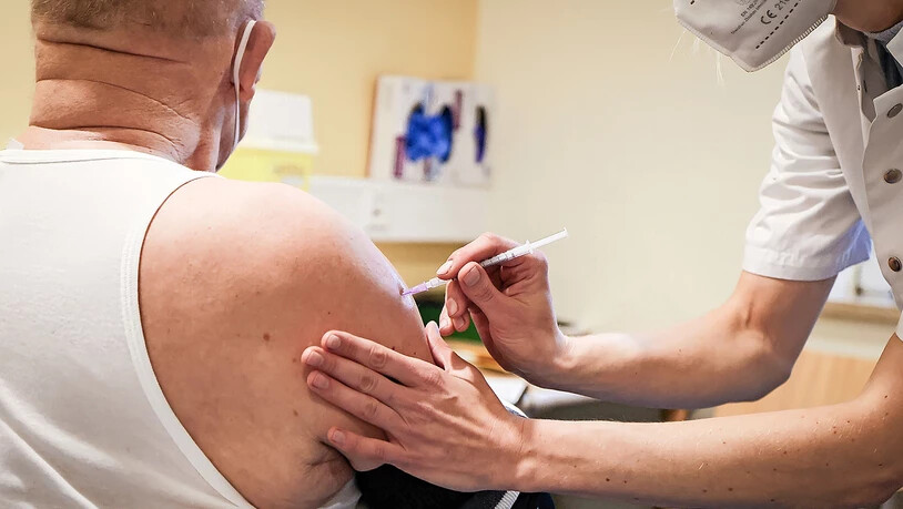 Milde Verläufe: Zwar gibt es in den Glarner Alters- und Pflegeheimen vermehrt Impfdurchbrüche –schwere Infektionsverläufe sind aber bisher selten. Milde Verläufe: Zwar gibt es in den Glarner Alters- und Pflegeheimen vermehrt Impfdurchbrüche –schwere Infektionsverläufe sind aber bisher selten.