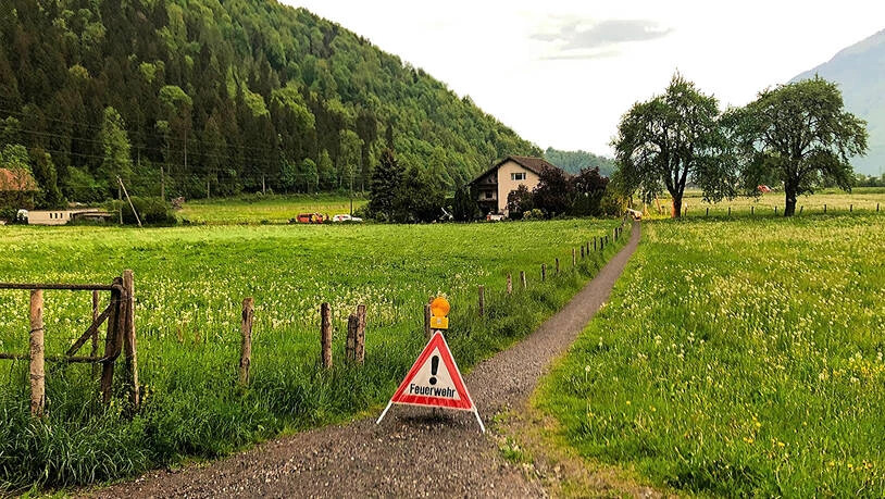 Am Ende des Fluchtweges: Die Feuerwehr hat den Unfallort in der Nähe des Niederberges abgesperrt, wo die drei mutmasslichen Einbrecher mit ihrem Auto von links her kommend unter dem Baum in einen Felsbrocken gefahren sind.