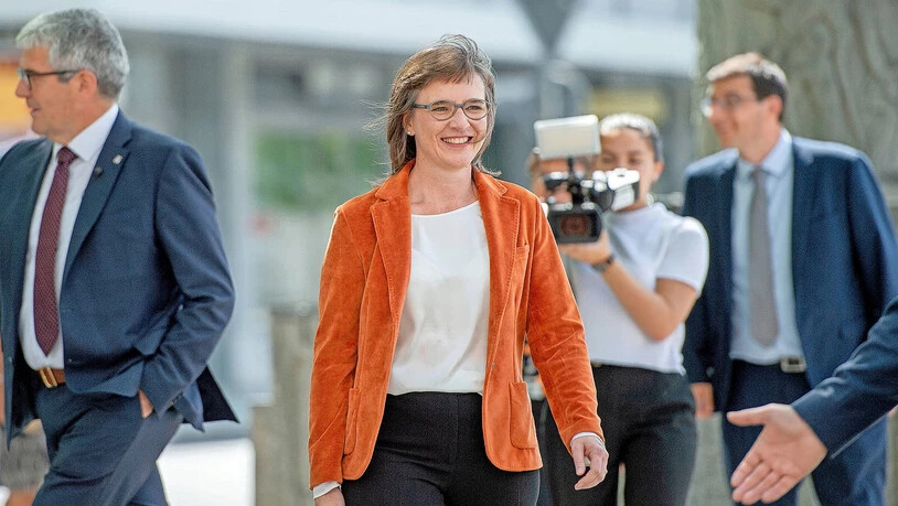 Strahlendes Gesicht: Carmelia Maissen auf dem Weg ins Mediencenter im Churer Stadthaus.  Sie freut sich, dass sie mit einem guten Resultat gewählt worden ist.