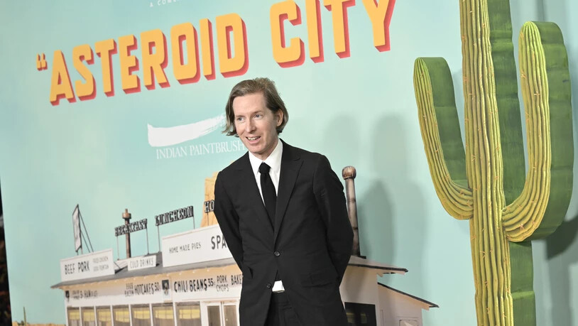 Das Schöne im Gewöhnlichen finden: Der Regisseur Wes Anderson zieht mit seiner Liebe zur Symmetrie und Pastell die Zuschauerschaft weltweit in den Bann. Sein neuster Film «Asteroid City» läuft seit dem 15. Juni in den Kinos.