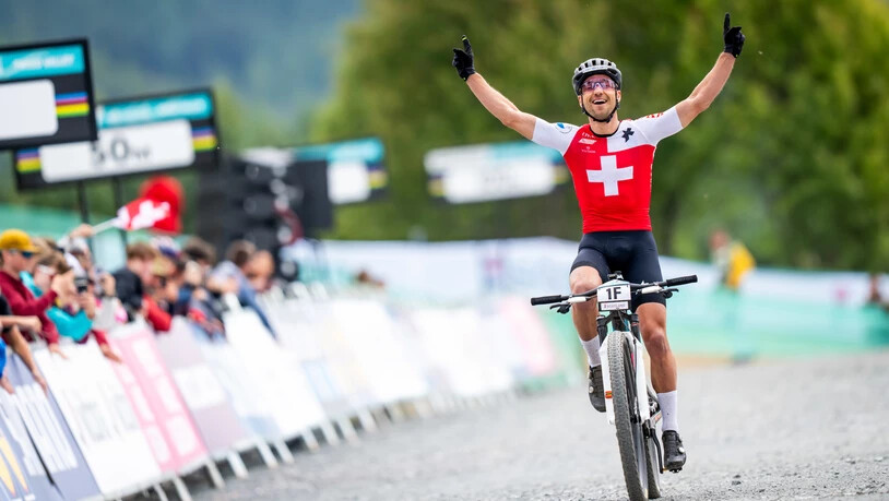 Jubel: Nino Schurter bei der Zieleinfahrt des Mixed-Events vor einigen Tagen. Die Schweiz holte Gold.