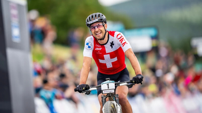 Nach hartem Kampf: Nino Schurter fährt im Ziel ein.