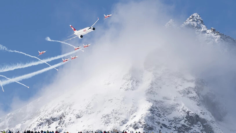 Kurios: Beim Riesenslalom der alpinen Ski-WM in St. Moritz wäre es 2017 beinahe zu einer Katastrophe gekommen. Ein Flugzeug der Showtruppe PC-7 Team der Schweizer Luftwaffe durchtrennte das Aufhängekabel einer Seilbahnkamera, worauf Teile der Kamera aus großer Höhe in den Zielraum stürzten.