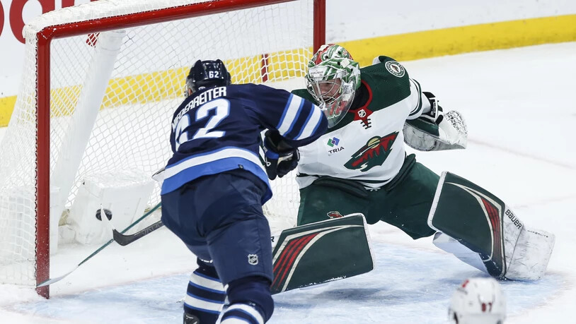 Nino Niederreiter von den Winnipeg Jets trifft im Spiel gegen die Minnesota Wild