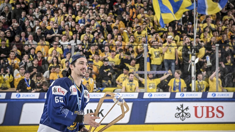 Stolzer Sieger: Marc Wieser präsentiert den Pokal den Fans. 