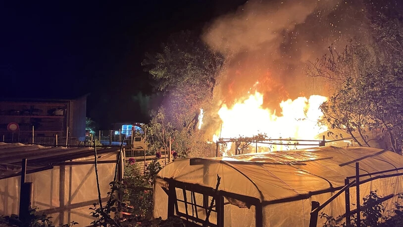 Einsatz in der Nacht: Feuerwehrleute der Feuerwehr Domat/Ems- Felsberg hatten den Brand nach einer halben Stunde unter Kontrolle.